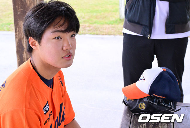 [OSEN=오키나와(일본), 조은정 기자]한화 이글스가 21일(한국시간) 일본 오키나와 온나손 아카마 구장에서 삼성 라이온즈와의 연습경기 우천 취소 후 훈련을 가졌다.한화는 21일 훈련을 시작으로 8차례 연습경기를 치른 뒤 내달 4일 귀국한다.한화 정우주가 훈련을 마친 뒤 취재진과 인터뷰를 하고 있다. 2025.02.21 /cej@osen.co.kr