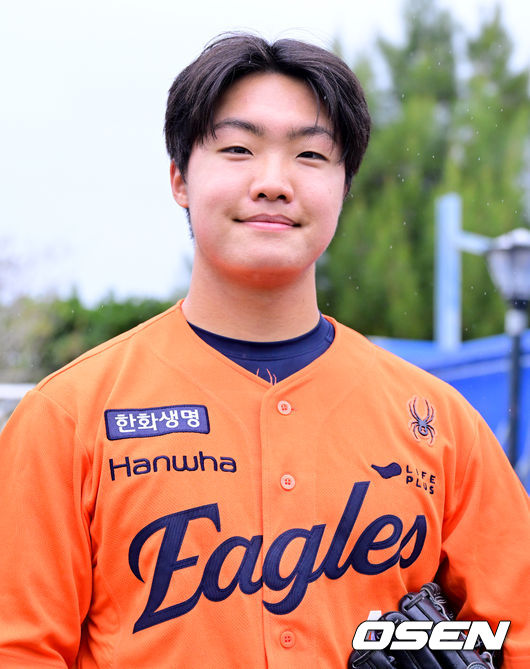 [OSEN=오키나와(일본), 조은정 기자]한화 이글스가 21일(한국시간) 일본 오키나와 온나손 아카마 구장에서 삼성 라이온즈와의 연습경기 우천 취소 후 훈련을 가졌다.한화는 21일 훈련을 시작으로 8차례 연습경기를 치른 뒤 내달 4일 귀국한다.한화 정우주가 취재진 앞에서 포즈를 취하고 있다. 2025.02.21 /cej@osen.co.kr