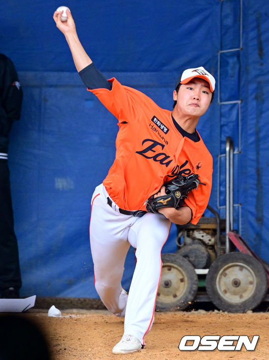 [OSEN=오키나와(일본), 조은정 기자]한화 이글스가 21일(한국시간) 일본 오키나와 온나손 아카마 구장에서 삼성 라이온즈와의 연습경기 우천 취소 후 훈련을 가졌다.한화는 21일 훈련을 시작으로 8차례 연습경기를 치른 뒤 내달 4일 귀국한다.한화 정우주가 불펜피칭을 하고 있다. 2025.02.21 /cej@osen.co.kr