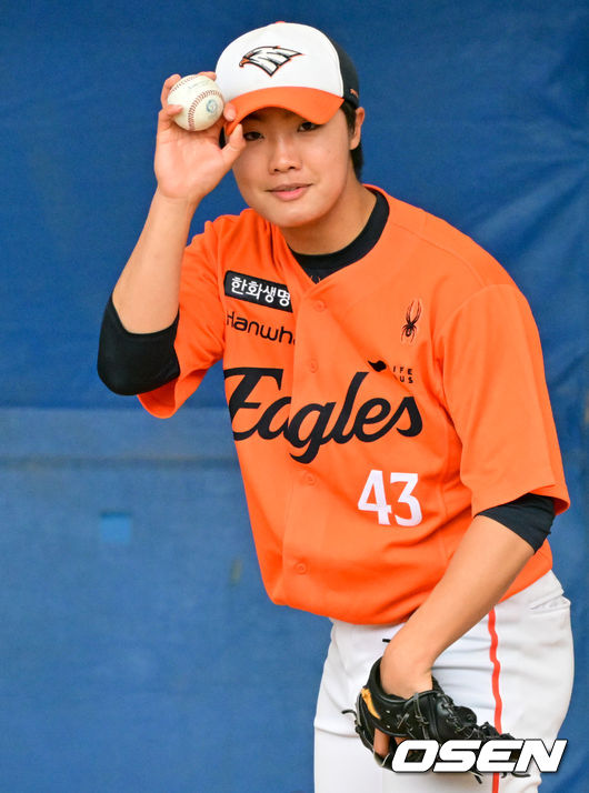 [OSEN=오키나와(일본), 조은정 기자]한화 이글스가 21일(한국시간) 일본 오키나와 온나손 아카마 구장에서 삼성 라이온즈와의 연습경기 우천 취소 후 훈련을 가졌다.한화는 21일 훈련을 시작으로 8차례 연습경기를 치른 뒤 내달 4일 귀국한다.한화 정우주가 불펜피칭을 하고 있다. 2025.02.21 /cej@osen.co.kr