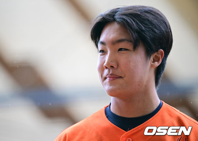 [OSEN=오키나와(일본), 조은정 기자]한화 이글스가 21일(한국시간) 일본 오키나와 온나손 아카마 구장에서 삼성 라이온즈와의 연습경기 우천 취소 후 훈련을 가졌다.한화는 21일 훈련을 시작으로 8차례 연습경기를 치른 뒤 내달 4일 귀국한다.한화 투수 정우주가 불펜피칭을 마친 뒤 포수 이재원과 대화를 나누고 있다. 2025.02.21 /cej@osen.co.kr