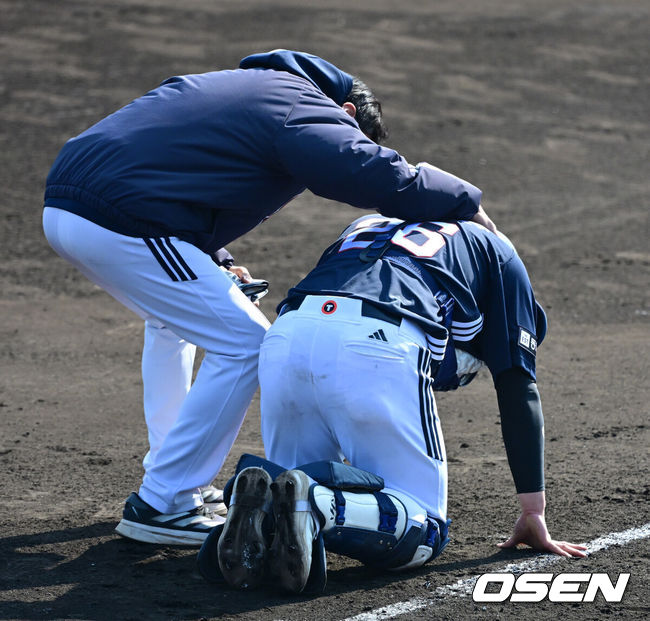 [OSEN=미야자키(일본), 지형준 기자]이승엽호가 추재현, 이유찬 등 젊은 미래 자원들의 장타를 앞세워 일본 프로팀을 꺾었다.이승엽 감독이 이끄는 두산 베어스는 22일 일본 미야자키현 니치난시 난고스타디움에서 열린 일본프로야구 세이부 라이온스와 스프링캠프 두 번째 평가전에서 5-4 역전승을 거뒀다.6회말 두산 박민준이 타구에 맞고 괴로워하고 있다. 2025.02.22 /jpnews@osen.co.kr