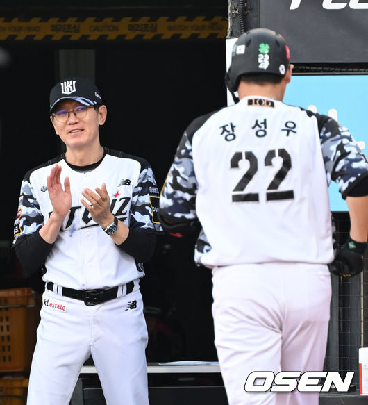 [OSEN=수원, 김성락 기자] KT 이강철 감독이 솔로 홈런을 치고 덕아웃에 들어오는 장성우에게 박수를 보내고 있다. 2024.06.20 / ksl0919@osen.co.kr