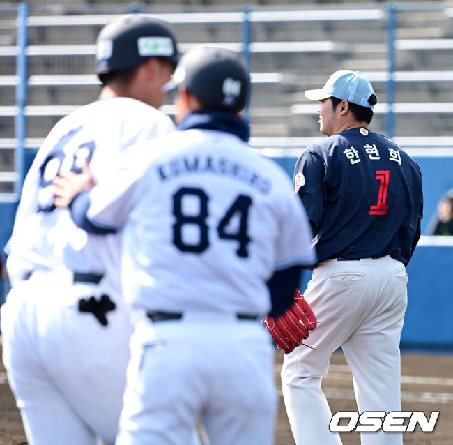 [OSEN=미야자키(일본), 지형준 기자]23일 일본 미야자키현 니치난시 난고스타디움에서 롯데 자이언츠와 일본프로야구 세이부 라이온스의 연습경기가 열렸다.롯데는 지난 20일을 마지막으로 대만 타이난 1차 스프링캠프를 마무리 지었다. 22일 일본 미야자키로 이동한 롯데는 구춘 미야자키 베이스볼 게임즈 리그에 참가한다. 구춘리그에서는 지바 롯데 마린스, 세이부 라이온즈, 소프트뱅크 호크스, 오릭스 버팔로즈 등 일본프로야구(NPB) 구단들, 그리고 KBO리그 두산 베어스 등과 총 5경기를 치른다. 아울러 자매구단인 지바 롯데와의 교류전도 1경기 치른다. 미야자키에서 총 6차례의 실전 경기를 치르고 귀국해 시범경기와 정규시즌을 준비한다.3회말 롯데 한현희가 세이부 무라타에 역전 스리런포를 허용하며 아쉬워하고 있다. 2025.02.23 /