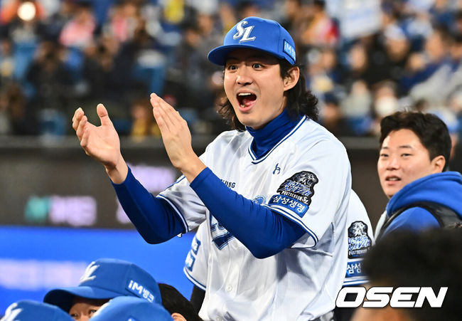 [OSEN=대구, 이석우 기자] 25일 대구 삼성라이온즈파크에서 2024 신한 SOL뱅크 KBO 포스트시즌 한국시리즈 삼성 라이온즈와 KIA 타이거즈의 3차전 경기가 열렸다. 홈팀 삼성은 대니 레예스, 방문팀 KIA는 에릭 라우어를 선발 투수로 내세웠다.삼성 라이온즈 구자욱이 5회말 1사 우중월 솔로 홈런을 친 김영웅을 보며 환호하고 있다. 2024.10.25 / foto0307@osen.co.kr