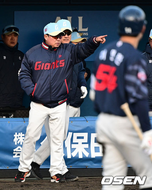 [OSEN=미야자키(일본), 지형준 기자]프로야구 롯데 자이언츠가 2차 스프링캠프 첫 평가전에서 역전패 쓴맛을 봤다.김태형 감독이 이끄는 롯데 자이언츠는 23일 일본 미야자키현 이치난시 난고스타디움에서 열린 일본프로야구 세이부 라이온스와 2차 스프링캠프 첫 연습경기에서 5-6 역전패를 당했다. 세이부 라이온스는 전날 같은 장소에서 펼쳐진 두산 베어스에게 4-5로 패했다.9회 롯데 김태형 감독이 선수 교체를 지시하고 있다. 2025.02.23 /jpnews@osen.co.kr