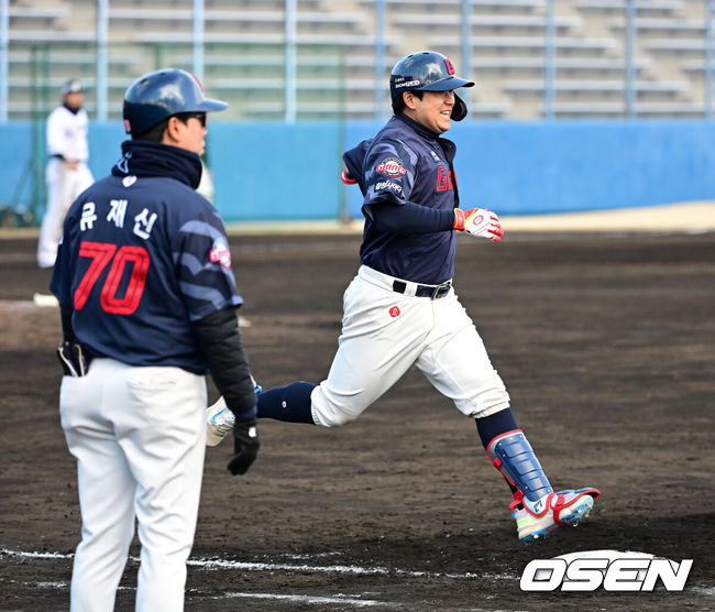 [OSEN=미야자키(일본), 지형준 기자]프로야구 롯데 자이언츠가 2차 스프링캠프 첫 평가전에서 역전패 쓴맛을 봤다.김태형 감독이 이끄는 롯데 자이언츠는 23일 일본 미야자키현 이치난시 난고스타디움에서 열린 일본프로야구 세이부 라이온스와 2차 스프링캠프 첫 연습경기에서 5-6 역전패를 당했다. 세이부 라이온스는 전날 같은 장소에서 펼쳐진 두산 베어스에게 4-5로 패했다.8회 롯데 유강남이 우전 안타를 날리며 1루 베이스를 �낡� 있다. 2025.02.23 /jpnews@osen.co.kr