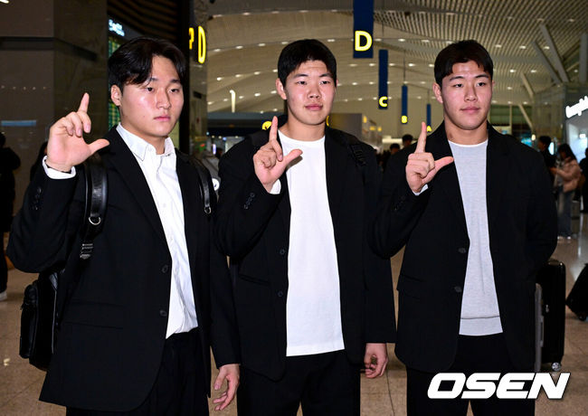 [OSEN=인천공항, 최규한 기자] 프로야구 SSG 랜더스가 23일 오전 미국 플로리다에서 진행되는 스프링캠프를 위해 인천공항을 통해 출국했다.SSG 미국 플로리다 베로비치 캠프는 이숭용 감독을 비롯한 16명의 코칭스태프와 투수 20명, 포수 3명, 내야수 8명, 외야수 5명을 포함한 선수단 36명이 합류해 총 52명이 스프링캠프에 참가하며, 팀의 미래를 책임질 2025년 신인 3명과 2024년 신인 4명 등 입단 2년 차 이하 선수 7명도 포함됐다. 캠프는 기술, 전술 훈련을 포함해 고강도 기본기 훈련을 통한 유망선수 집중 육성을 중점으로 진행된다.SSG 2025년 신인 신지환, 천범석, 이율예(왼쪽부터)가 출국을 앞두고 포즈를 취하고 있다. 2025.01.23 / dreamer@osen.co.kr