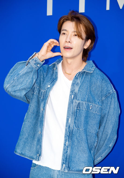 [OSEN=민경훈 기자] 6일 오후 서울 서초구 잠원동 서울웨이브아트센터에서 타임23FW 컬렉션 행사가 열렸다.가수 슈퍼주니어 동해가 포토월에서 포즈를 취하고 있다. 2023.07.06 /rumi@osen.co.kr