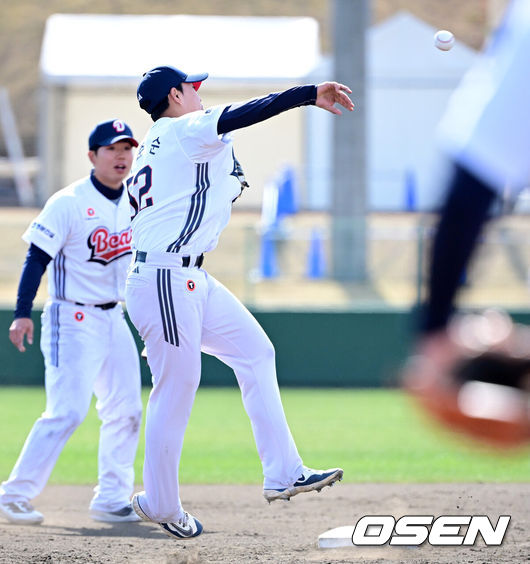 [OSEN=미야자키(일본), 지형준 기자]21일 일본 미야자키 기요타케 스포츠파크 2구장에서 두산 베어스가 일본 실업팀 세가사미와 스프링캠프 첫 연습경기를 가졌다. 이날 경기에서 두산은 1-8로 패했다.7회초 두산 박준순이 멋진 송구로 아웃 처리하고 있다. 2025.02.21 /jpnews@osen.co.kr