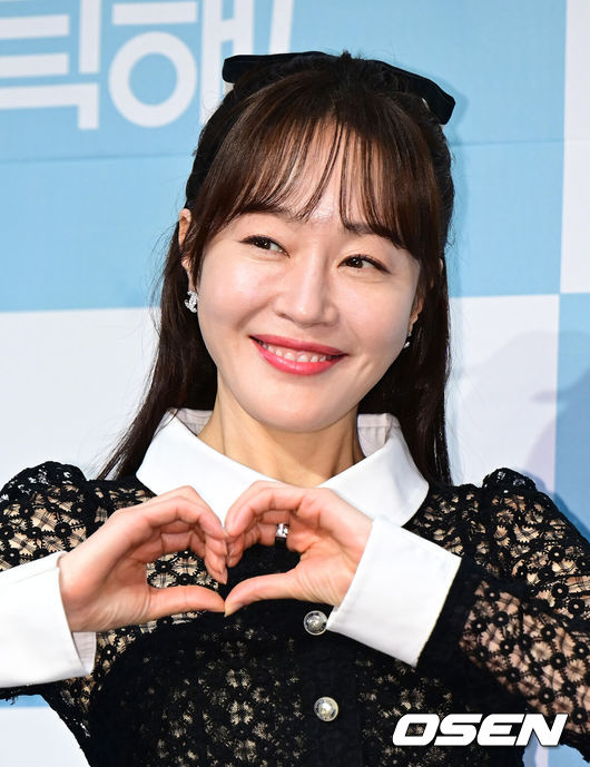 [OSEN=김성락 기자] 22일 오후 서울 구로구 라마다 신도림 호텔에서 KBS2 새 수목드라마 '독수리 5형제를 부탁해!' 제작발표회가 열렸다. 이날 행사에는 최상열 감독, 배우 엄지원, 안재욱, 최대철, 김동완, 윤박, 이석기, 박효주, 유인영이 참석했다. 배우 엄지원이 포즈를 취하고 있다. 2025.01.22 / ksl0919@osen.co.kr