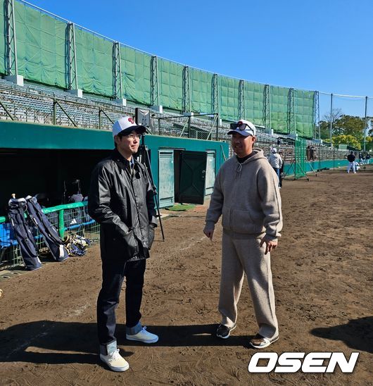 [OSEN=미야자키(일본), 이후광 기자] 김재호 해설위원(좌)과 유희관 해설위원 / backlight@osen.co.kr