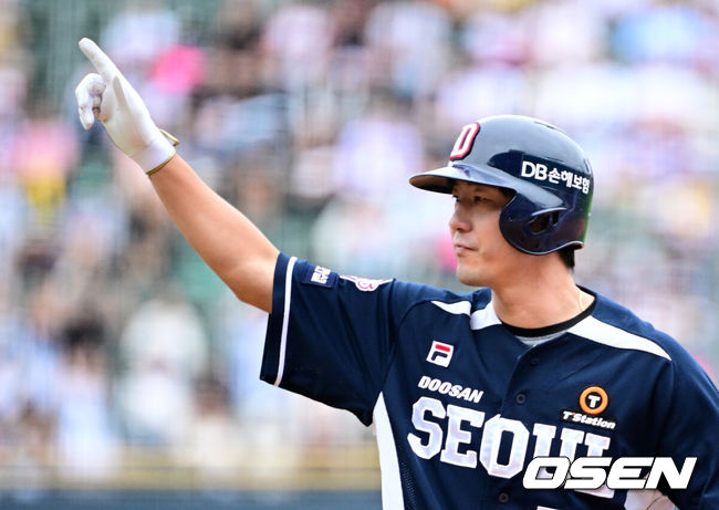 [OSEN=잠실, 지형준 기자] 21일 오후 서울 잠실야구장에서 2024 신한 SOL뱅크 KBO리그 LG 트윈스와 두산 베어스의 더블헤더 1차전이 열렸다.LG는 에르난데스, 두산은 곽빈을 선발로 내세웠다.5회초 2사 2루에서 두산 김재호가 1타점 좌전 적시타를 날리며 기뻐하고 있다. 2024.09.21 / 