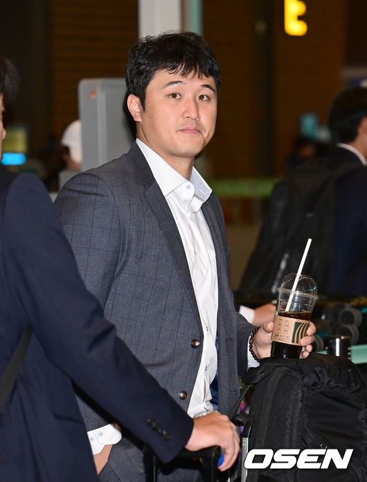 [OSEN=인천공항, 김성락 기자] 5일 오전 삼성 라이온즈 선수단이 인천국제공항을 통해 일본 오키니와로 출국했다. 삼성 라이온즈는 하루 전인 4일 미국 괌 1차 스프링캠프를 마치고 입국, 잠깐의 휴식을 취한 뒤 곧바로 오키나와로 2차 전지훈련을 떠났다. 삼성 최원태가 출국장으로 향하고 있다. 2025.02.05/ ksl0919@osen.co.kr