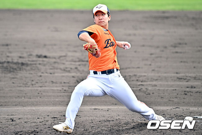 [OSEN=오키나와(일본), 조은정 기자]한화 권민규가 역투하고 있다. 2025.02.22 /cej@osen.co.kr