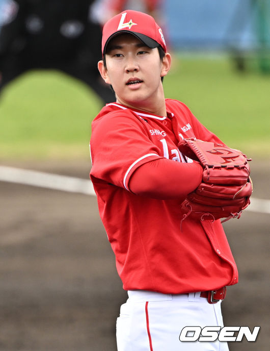 [OSEN=오키나와(일본), 조은정 기자]25일(한국시간) 일본 오키나와 온나손 아카마 구장에서 삼성 라이온즈와 SSG 랜더스의 연습경기가 열렸다.삼성은 오키나와에서 국내와 일본 팀을 상대로 연습 경기를 7번 치른 뒤 3월 5일 귀국, 시범경기를 준비한다.1회말 SSG 선발 송영진이 2사 만루가 되자 아쉬워하고 있다. 2025.02.25 /cej@osen.co.kr