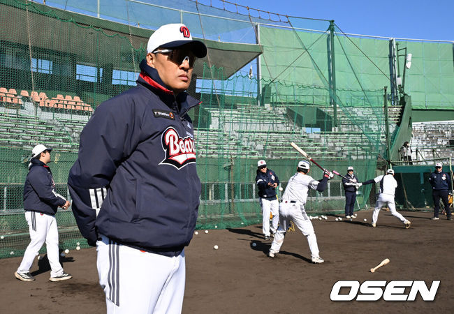 [OSEN=미야자키(일본), 지형준 기자] 25일 일본 미야자키 히나타 히무카 스타디움에서 두산 베어스 2차 스프링캠프 훈련이 진행됐다.두산은 이날 팀 훈련으로 전열을 정비한 뒤 26일 세이부 라이온스와 스프링캠프 4번째 연습경기를 갖는다.두산 이승엽 감독이 훈련을 지켜보고 있다. 2025.02.25 /jpnews@osen.co.kr