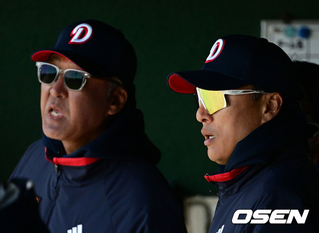[OSEN=미야자키(일본), 지형준 기자]프로야구 두산 베어스가 24일 일본 미야자키 산마린 스타디움에서 펼쳐진 일본프로야구 요미우리 자이언츠 2군과의 스프링캠프 3차 평가전에서 0-0 무승부를 거뒀다.선발로 나선 새 외국인투수이자 에이스 콜 어빈은 2이닝 1피안타 2탈삼진 2사사구 무실점으로 첫 실전을 마쳤다. 마운드는 어빈에 이어 신인 홍민규(1이닝 무실점)-최승용(2이닝 무실점)-김명신(1이닝 무실점)-박정수(1이닝 무실점)-박지호(1이닝 무실점)-최종인(1이닝 무실점) 순으로 뒤를 든든히 지켰다.두산 이승엽 감독이 고토 수석 코치와 이야기를 나누고 있다. 2025.02.24 /jpnews@osen.co.kr