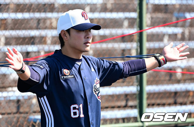 [OSEN=미야자키(일본), 지형준 기자]20일 일본 미야자키 히나타 히무카 스타디움에서 두산 베어스 2차 스프링캠프 2일차 훈련이 진행됐다.지난 18일 2차 스프링캠프지인 일본 미야자키로 출국한 두산은'구춘 대회'포함7차례 연습경기를 치를 예정이다.두산 최원준이 튜빙을 이용해 몸을 풀고 있다. 2025.02.20 /jpnews@osen.co.kr