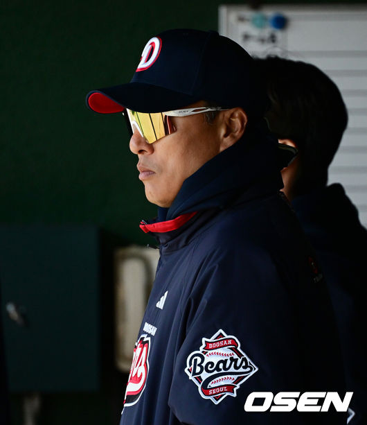 [OSEN=미야자키(일본), 지형준 기자]프로야구 두산 베어스가 24일 일본 미야자키 산마린 스타디움에서 펼쳐진 일본프로야구 요미우리 자이언츠 2군과의 스프링캠프 3차 평가전에서 0-0 무승부를 거뒀다.선발로 나선 새 외국인투수이자 에이스 콜 어빈은 2이닝 1피안타 2탈삼진 2사사구 무실점으로 첫 실전을 마쳤다. 마운드는 어빈에 이어 신인 홍민규(1이닝 무실점)-최승용(2이닝 무실점)-김명신(1이닝 무실점)-박정수(1이닝 무실점)-박지호(1이닝 무실점)-최종인(1이닝 무실점) 순으로 뒤를 든든히 지켰다.두산 이승엽 감독이 경기를 지켜보고 있다. 2025.02.24 /
