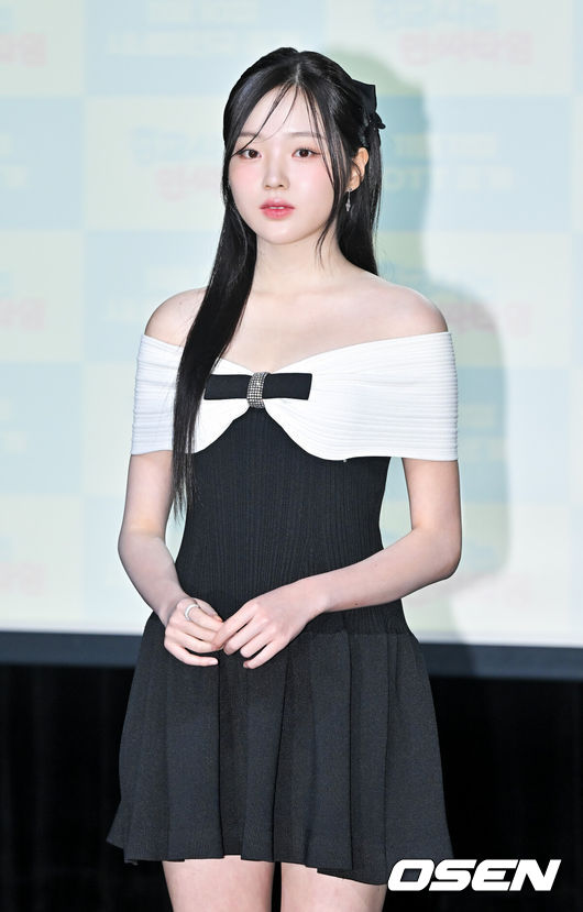 [OSEN=박준형 기자] 29일 서울 강남구 일지아트홀에서 웹드라마 ‘0교시는 인싸타임’(감독 배하늘) 제작발표회가 진행됐다.드라마는 익명 커뮤니티 앱 ‘인싸타임’의 관리자가 되어 전교생의 모든 비밀을 알게 된 ‘아싸’(아웃사이더)가 지독하게도 얽히고 싶었던 ‘핵인싸’ 무리에 들어가며 펼쳐지는 하이틴 시크릿 로맨스로 최근 열애를 인정한 김우석과 강나언이 출연한다.배우 강나언이 포즈를 취하고 있다.    2024.10.29 / soul1014@osen.co.kr