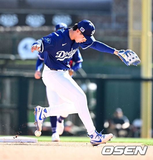 [OSEN=애리조나(미국), 이대선 기자] 26일(한국시간) 미국 애리조나주 글렌데일 캐멀백 랜치에서 2025 메이저리그 시범경기 LA 다저스와 시애틀 매리너스의 경기가 열렸다.김혜성은 다저스와 최대 3+2년 2200만 달러(약 320억원) 계약에 합의하며 메이저리그 진출에 성공했다.8회초 무사에서 LA 다저스 김혜성이 실책을 하고 있다. 2025.02.26 / sunday@osen.co.kr