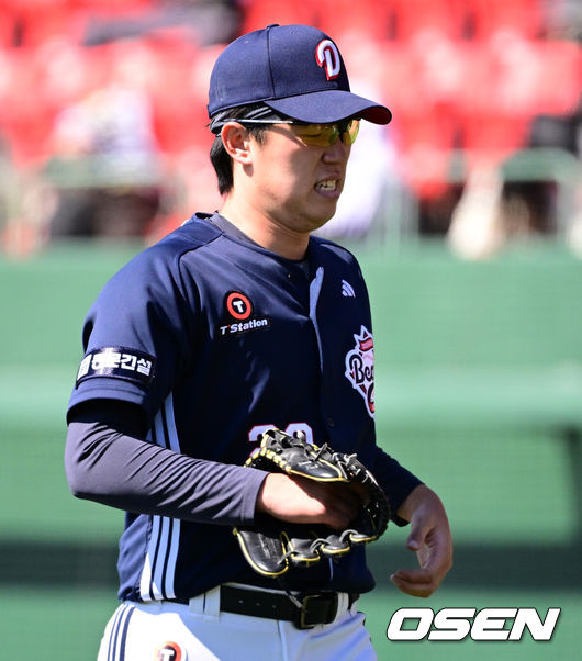 [OSEN=미야자키(일본), 지형준 기자] 두산 베어스가 26일 일본 미야자키 산마린 스타디움에서 일본프로야구 세이부 라이온스와의 구춘대회 첫 경기를 가졌다.두산은 2차 스프링캠프 연습경기 1승 1무 1패를 기록 중이다. 첫 경기 세가사미전 1-8 패배에 이어 세이부 라이온스전 5-4 승리, 요미우리 자이언츠 2군전 0-0 무승부를 거뒀다.2회말 수비를 마친 두산 김유성이 아쉬운 표정을 짓고 있다. 2025.02.26 /jpnews@osen.co.kr