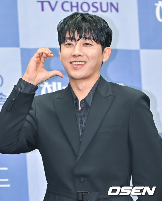 [OSEN=박준형 기자] 21일 오전 서울 마포구 스탠포드 호텔에서 TV조선 새 주말미니시리즈 ‘나의 해피엔드’제작발표회가 진행됐다.배우 장나라와 손호준이 출연하는 '나의 해피엔드'는 성공만을 쫓던 한 여자가 믿었던 사람들의 배신으로 충격적인 진실을 마주하는 휴먼 심리 스릴러 드라마다.배우 손호준이 포즈를 취하고 있다.   2023.12.21 / soul1014@osen.co.kr