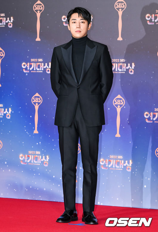 [OSEN=박준형 기자] 31일 오후 서울 상암 SBS 프리즘타워에서 '2022 SBS 연기대상'이 진행됐다.배우 손호준이 포즈를 취하고 있다.  2022.12.31 / soul1014@osen.co.kr