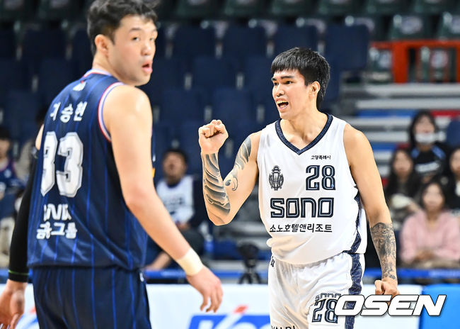 [OSEN=부산, 이석우 기자] 26일 부산 사직체육관에서 2024-2025 KCC 프로농구 부산 KCC와 고양 소노의 경기가 열렸다.  KCC와 소노가 휴식기를 마치고 5라운드 경기에 나섰다. 줄부상으로 흔들리는 KCC는 반등이 절실하고, 소노는 탈꼴찌를 위해 승리가 필요한 상황이다. 치열한 승부가 예상되는 가운데, 두 팀이 어떤 결과를 만들어낼지 관심이 모아진다.고양 소노 케빈 켐바오가 3점슛을 성공시킨 이근준을 보며 주먹을 불끈 쥐고 있다. 2025.02.26 / foto0307@osen.co.kr