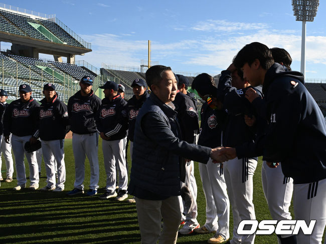 [OSEN=미야자키(일본), 지형준 기자] “4위 5위 하려고 야구하는 거 아니다.”프로야구 두산 베어스 구단주인 박정원 두산그룹 회장이 2025년 전지훈련지인 일본 미야자키를 찾아 선수단을 격려했다. 그리고 선수단을 향해 지난 2년 간 와일드카드 결정전 탈락의 아픔을 딛고 과거 왕조 시절의 영광을 재현할 것을 주문했다.박정원 구단주는 26일 일본프로야구 세이부 라이온스와의 구춘대회 첫 경기가 열린 일본 미야자키 선마린 스타디움을 방문해 경기를 끝까지 관전했다. 경기 후 이승엽 감독 이하 코칭스태프 및 선수단과 차례로 악수하며 격려했고, 주장 양의지에게 격려금도 전달했다.박정원 구단주는 선수단을 향해 “4위, 5위 하려고 야구를 하는 것이 아니다. 열정을 갖고 최선을 다해서 베어스다운 야구로 팬들에게 보답해주길 바란다”라고 강력한 메시지를 전했다.26일 일본에 도착한 박정원 구단주는 27일 소프트뱅크 호크스와의 구춘대회 맞대결도 지켜본 뒤 28일 귀국 예정이다. 2025.02.26 /jpnews@osen.co.kr