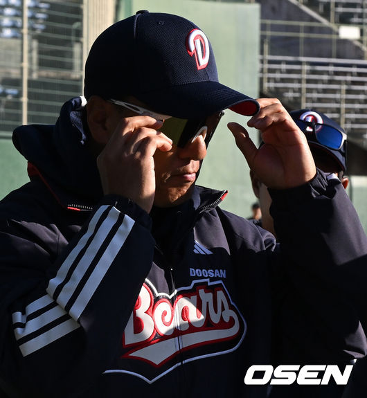 [OSEN=미야자키(일본), 지형준 기자] 프로야구 두산 베어스가 타선 침묵 속 구춘대회 첫 경기서 승리를 신고하지 못했다.이승엽 감독이 이끄는 두산 베어스는 26일 일본 미야자키 산마린 스타디움에서 열린 일본프로야구 세이부 라이온스와의 구춘대회 첫 경기에서 1-3으로 패했다. 두산은 이날 야구사랑으로 유명한 박정원 구단주가 직접 경기장을 방문해 선수들을 격려했다.두산 이승엽 감독이 경기를 마치고 생각에 잠겨 있다. 2025.02.26 /jpnews@osen.co.kr