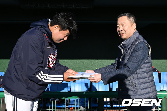 [OSEN=미야자키(일본), 지형준 기자] 프로야구 두산 베어스가 타선 침묵 속 구춘대회 첫 경기서 승리를 신고하지 못했다.이승엽 감독이 이끄는 두산 베어스는 26일 일본 미야자키 산마린 스타디움에서 열린 일본프로야구 세이부 라이온스와의 구춘대회 첫 경기에서 1-3으로 패했다. 두산은 이날 야구사랑으로 유명한 박정원 구단주가 직접 경기장을 방문해 선수들을 격려했다.두산 그룹 박정원 회장(두산 베어스 구단주)이 양의지에게 격려금을 전달하고 있다. 2025.02.26 /jpnews@osen.co.kr