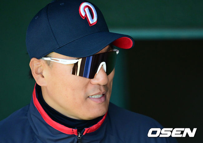 [OSEN=미야자키(일본), 지형준 기자] 두산 베어스가 26일 일본 미야자키 산마린 스타디움에서 일본프로야구 세이부 라이온스와의 구춘대회 첫 경기를 가졌다.두산은 2차 스프링캠프 연습경기 1승 1무 1패를 기록 중이다. 첫 경기 세가사미전 1-8 패배에 이어 세이부 라이온스전 5-4 승리, 요미우리 자이언츠 2군전 0-0 무승부를 거뒀다.두산 이승엽 감독이 미소짓고 있다. 2025.02.26 