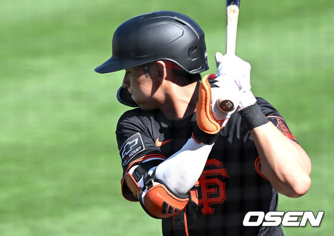 [OSEN=애리조나(미국), 이대선 기자] 27일(한국시간) 미국 애리조나주 스코츠데일 스타디움에서 2025 메이저리그 시범경기 샌프란시스코 자이언츠와 시카고 컵스의 경기가 열렸다.8개월 가량 재활을 마친 샌프란시스코 자이언츠 이정후는 이제 메이저리그 데뷔 2년차 시즌을 준비한다. 3회말 무사에서 샌프란시스코 자이언츠 이정후가 대기타석에서 스윙을 하고 있다. 2025.02.27 / sunday@osen.co.kr