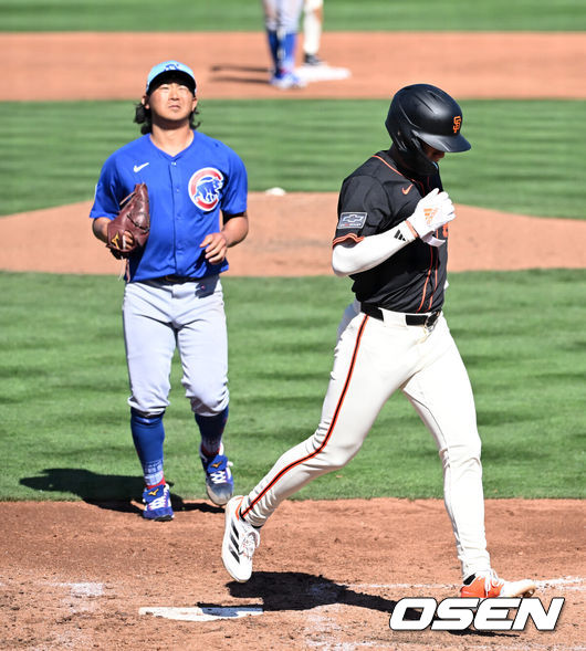 [OSEN=애리조나(미국), 이대선 기자] 27일(한국시간) 미국 애리조나주 스코츠데일 스타디움에서 2025 메이저리그 시범경기 샌프란시스코 자이언츠와 시카고 컵스의 경기가 열렸다.8개월 가량 재활을 마친 샌프란시스코 자이언츠 이정후는 이제 메이저리그 데뷔 2년차 시즌을 준비한다. 3회말 1사 1 ,3루에서 시카고 컵스 이마나가 쇼타의 폭투 때 샌프란시스코 자이언츠 3루주자 이정후가 득점에 성공하고 있다. 2025.02.27 / sunday@osen.co.kr