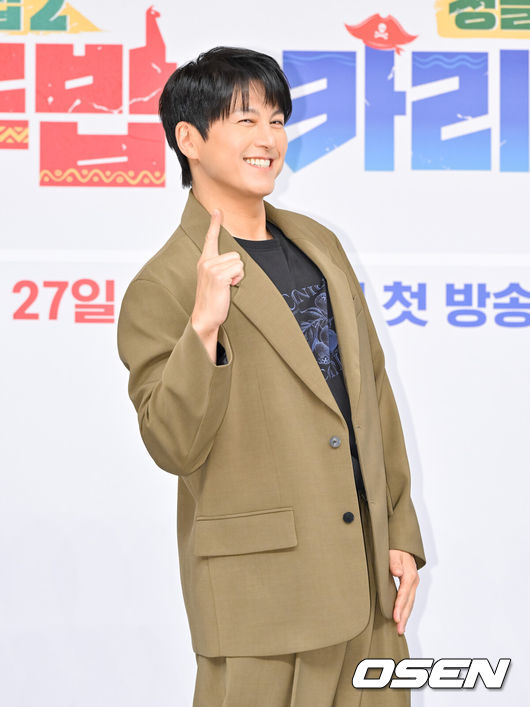[OSEN=박준형 기자]  27일 목동 SBS 사옥에서 SBS ‘정글밥2 - 페루밥, 카리브밥(이하 '정글밥2')’ 제작발표회가 진행됐다. 오는 27일 첫 방송되는 SBS 새 예능프로그램 '정글밥2 - 페루밥, 카리브밥'은 미지의 정글에서 직접 캐고 잡고 요리하며 펼쳐지는 노동과 미식의 경계를 넘나드는 여행 이야기로 이날 행사에는 류수영,최현석,김옥빈,최다니엘,윤남노,이준,한비인PD,류지환PD가 참석했다. 배우 류수영이 포즈를 취하고 있다.   2025.02.27 / soul1014@osen.co.kr