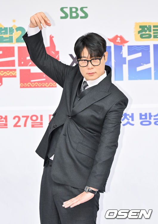 [OSEN=박준형 기자]  27일 목동 SBS 사옥에서 SBS ‘정글밥2 - 페루밥, 카리브밥(이하 '정글밥2')’ 제작발표회가 진행됐다. 오는 27일 첫 방송되는 SBS 새 예능프로그램 '정글밥2 - 페루밥, 카리브밥'은 미지의 정글에서 직접 캐고 잡고 요리하며 펼쳐지는 노동과 미식의 경계를 넘나드는 여행 이야기로 이날 행사에는 류수영,최현석,김옥빈,최다니엘,윤남노,이준,한비인PD,류지환PD가 참석했다. 최현석 셰프가 포즈를 취하고 있다.   2025.02.27 / soul1014@osen.co.kr