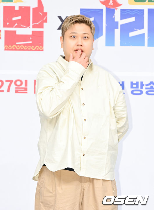 [OSEN=박준형 기자]  27일 목동 SBS 사옥에서 SBS ‘정글밥2 - 페루밥, 카리브밥(이하 '정글밥2')’ 제작발표회가 진행됐다. 오는 27일 첫 방송되는 SBS 새 예능프로그램 '정글밥2 - 페루밥, 카리브밥'은 미지의 정글에서 직접 캐고 잡고 요리하며 펼쳐지는 노동과 미식의 경계를 넘나드는 여행 이야기로 이날 행사에는 류수영,최현석,김옥빈,최다니엘,윤남노,이준,한비인PD,류지환PD가 참석했다. 윤남노 셰프가 포즈를 취하고 있다.   2025.02.27 / soul1014@osen.co.kr