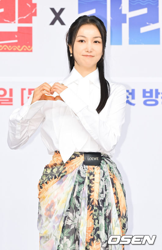 [OSEN=박준형 기자]  27일 목동 SBS 사옥에서 SBS ‘정글밥2 - 페루밥, 카리브밥(이하 '정글밥2')’ 제작발표회가 진행됐다. 오는 27일 첫 방송되는 SBS 새 예능프로그램 '정글밥2 - 페루밥, 카리브밥'은 미지의 정글에서 직접 캐고 잡고 요리하며 펼쳐지는 노동과 미식의 경계를 넘나드는 여행 이야기로 이날 행사에는 류수영,최현석,김옥빈,최다니엘,윤남노,이준,한비인PD,류지환PD가 참석했다. 배우 김옥빈이 포즈를 취하고 있다.   2025.02.27 / soul1014@osen.co.kr