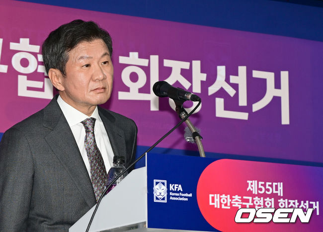[OSEN=김성락 기자] 제55대 대한축구협회 회장 선거에 출마한 정몽규 후보가 4연임에 성공했다.제 55대 대한축구협회 회장 선거가 26일 서울 종로구 신문로 축구회관 2층에서 열렸다.이날 정몽규 후보는 선거인단 192명 중 183명이 투표한 가운데 156표의 압도적인 지지를 받아 당선이 확정됐다.정몽규 축구협회장이 소감을 밝히고 있다. 2025.02.26 / ksl0919@osen.co.kr