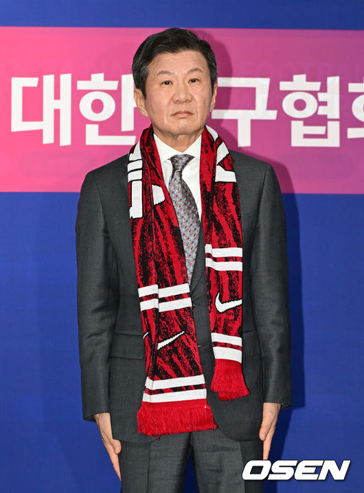 [OSEN=김성락 기자] 제55대 대한축구협회 회장 선거에 출마한 정몽규 후보가 4연임에 성공했다.제 55대 대한축구협회 회장 선거가 26일 서울 종로구 신문로 축구회관 2층에서 열렸다.이날 정몽규 후보는 선거인단 192명 중 183명이 투표한 가운데 156표의 압도적인 지지를 받아 당선이 확정됐다.정몽규 축구협회장이 기념촬영을 하고 있다. 2025.02.26 / ksl0919@osen.co.kr