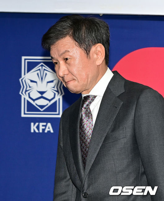 [OSEN=김성락 기자] 제55대 대한축구협회 회장 선거에 출마한 정몽규 후보가 4연임에 성공했다.제 55대 대한축구협회 회장 선거가 26일 서울 종로구 신문로 축구회관 2층에서 열렸다.이날 정몽규 후보는 선거인단 192명 중 183명이 투표한 가운데 156표의 압도적인 지지를 받아 당선이 확정됐다.정몽규 축구협회장이 소감을 밝힌 뒤 단상에서 내려가고 있다. 2025.02.26 / ksl0919@osen.co.kr