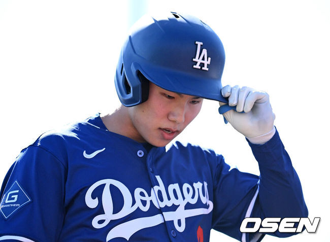 [OSEN=애리조나(미국), 이대선 기자] 26일(한국시간) 미국 애리조나주 글렌데일 캐멀백 랜치에서 2025 메이저리그 시범경기 LA 다저스와 시애틀 매리너스의 경기가 열렸다.김혜성은 다저스와 최대 3+2년 2200만 달러(약 320억원) 계약에 합의하며 메이저리그 진출에 성공했다.4회말 1사에서 LA 다저스 김혜성이 외야플라이로 물러나고 있다. 2025.02.26 / sunday@osen.co.kr
