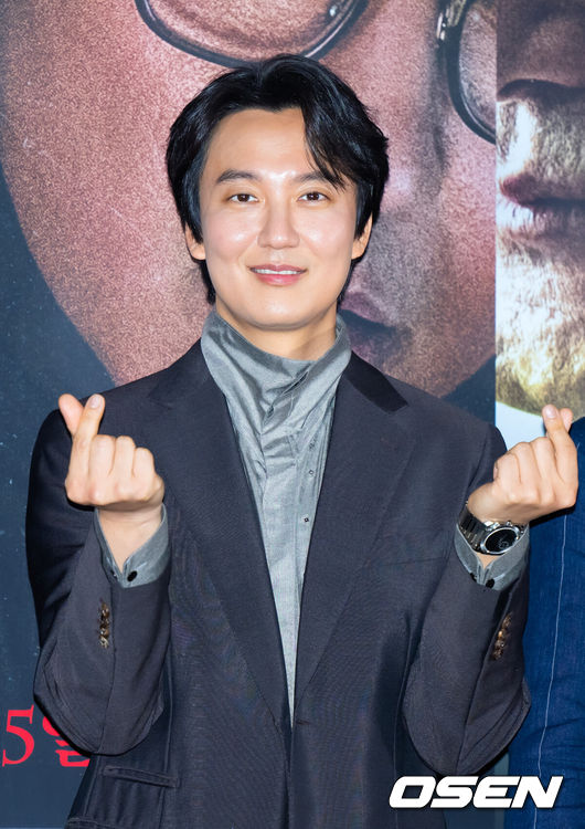 [OSEN=민경훈 기자] 23일 오후 서울 CGV 용산아이파크몰에서 영화 '브로큰' 서 언론배급시사회가 열렸다.영화 ‘브로큰'은 시체로 돌아온 동생과 사라진 그의 아내, 사건을 예견한 베스트셀러 소설까지, 모든 것이 얽혀버린 그날 밤의 진실을 밝히기 위해 끝까지 달려가는 민태의 분노의 추적을 그린 작품이다.무대 위에서 배우 김남길이 포토타임을 갖고 있다. 2025.01.23 / rumi@osen.co.kr