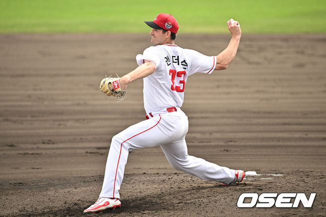 루마시 구시카와 야구장에서 SSG 랜더스와 KT 위즈의 연습경기가 열렸다.SSG 랜더스는 2월 23일부터 3월 5일까지 이어지는 캠프 동안 삼성라이온즈, 한화이글스, kt위즈, LG트윈스와 총 5차례 연습경기를 치른다.1회초 SSG 선발 앤더슨이 역투하고 있다. 2025.02.28 /cej@osen.co.kr