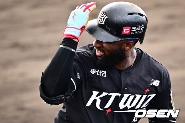 [OSEN=오키나와(일본), 조은정 기자]28일(한국시간) 일본 오키나와 우루마시 구시카와 야구장에서 SSG 랜더스와 KT 위즈의 연습경기가 열렸다.SSG 랜더스는 2월 23일부터 3월 5일까지 이어지는 캠프 동안 삼성라이온즈, 한화이글스, kt위즈, LG트윈스와 총 5차례 연습경기를 치른다.5회초 2사 KT 로하스가 솔로포를 날린 뒤 베이스를 돌고 있다. 2025.02.28 /cej@osen.co.kr