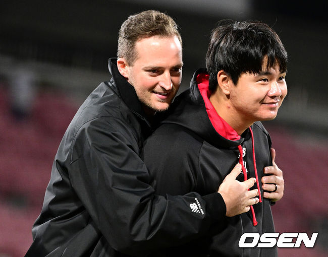 [OSEN=수원, 최규한 기자] KT 웨스 벤자민이 자신의 승리를 지켜준 김민에게 백허그로 고마움을 표하고 있다. 2022.10.04 / dreamer@osen.co.kr