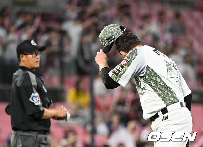 [OSEN=수원, 이대선 기자] KT 웨스 벤자민이 마운드를 내려가며 김준희 주심을 향해 인사를 하고 있다. 2023.06.09 /sunday@osen.co.kr