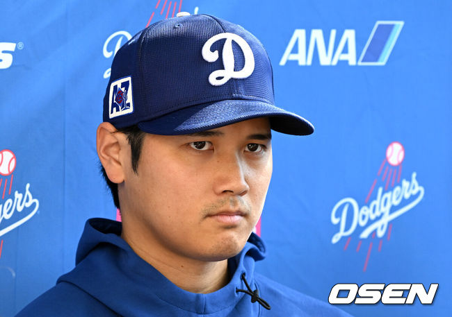 [OSEN=애리조나(미국), 이대선 기자] 21일(한국시간) 미국 애리조나주 글렌데일 캐멀백 랜치에서 2025 메이저리그 LA 다저스와 시카고 컵스의 시범 경기가 열렸다.김혜성은 다저스와 최대 3+2년 2200만 달러(약 320억원) 계약에 합의하며 메이저리그 진출에 성공했다.LA 다저스 오타니 쇼헤이가 인터뷰를 하고 있다.  2025.02.21 / sunday@osen.co.kr